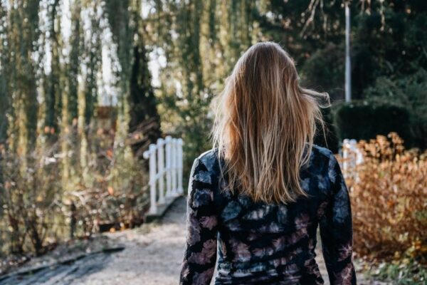 Dewi loopt in het park en heeft haar geografische bril als tekstschrijver nooit afgezet